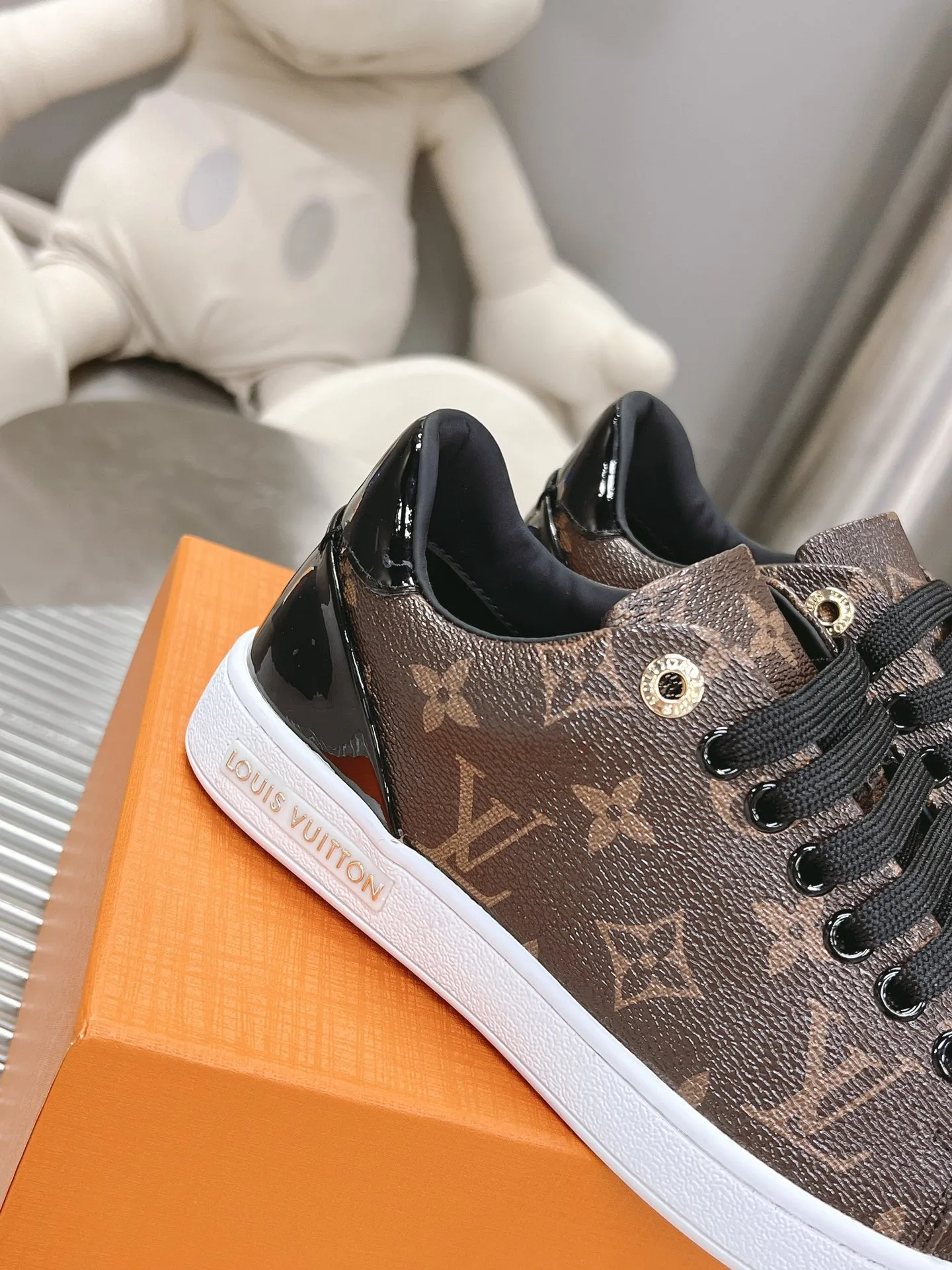 👟👟Ex-factory price 700👟👟 𝙇𝙑 𝟐𝟎𝟐3/𝐒𝐒 𝐧𝐞𝐰 𝐓𝐢𝐦𝐞 𝐨𝐮𝐭# New thick-soled white shoes This collection is so eye-catching, a must-have fashion item! The bright and jumping letter logo design is full of energy, sweet and salty. Continuing the previous heightening version, it is as easy to wear as ever, a sincere work! ! The upper is made of imported silk cowhide, with a delicate texture comparable to the factory price! Lining/foot pads are made of cowhide, durable and wear-resistant. The original molded T👟👟factory price u outsole, the details are consistent with the original. Please distinguish it from cheap products on the market Size: 35-44